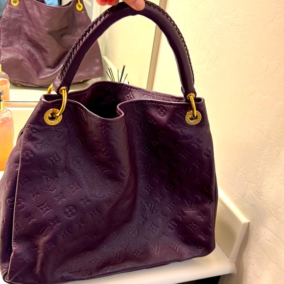 Louis Vuitton Handbags - Louis Vuitton Artsy Purple excellent bag! Beautiful 🤩